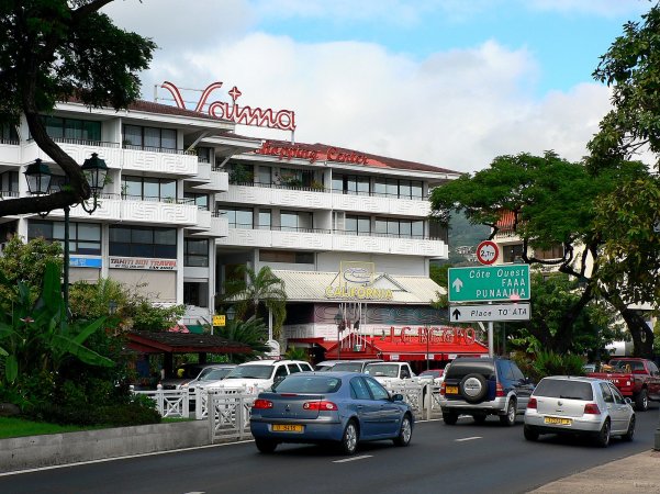 54- Centre commercial et bar en vogue de Papeete 